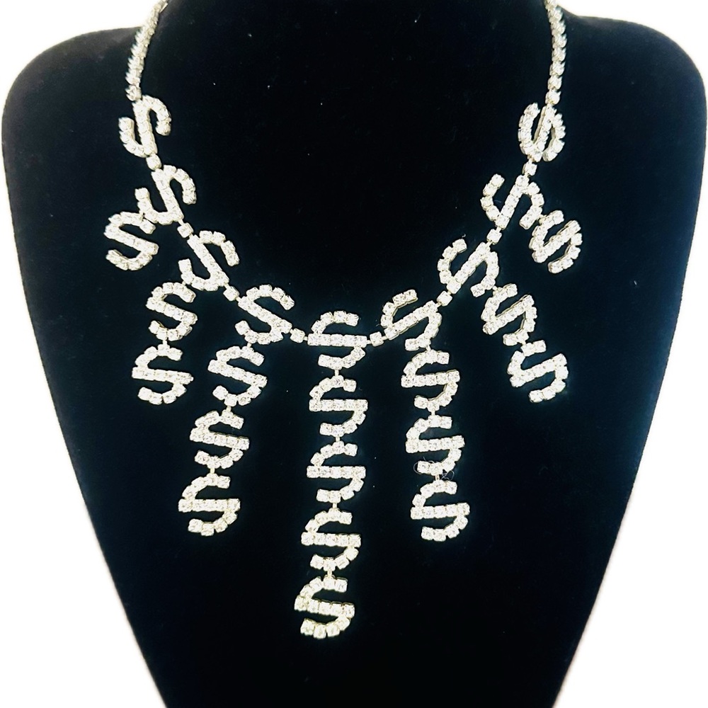 Elegant Silver Necklace with Crystal Accents